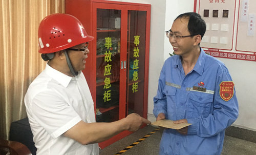 王大真到宜都園區(qū)、股份公司看望慰問基層黨員(圖2)