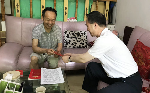 集團領(lǐng)導看望慰問離退休黨員、基層困難黨員和年輕黨員(圖3)