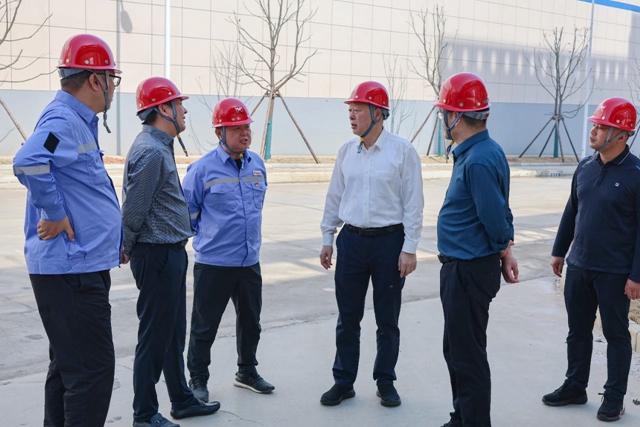 黃智華一行到宜化楚星整體升級(jí)改造項(xiàng)目現(xiàn)場(chǎng)調(diào)研(圖1) 黃智華一行到宜化楚星整體升級(jí)改造項(xiàng)目現(xiàn)場(chǎng)調(diào)研(圖1)