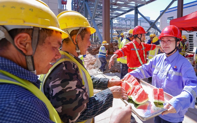 酷暑送清涼，關(guān)懷沁人心！宜化田家河園區(qū)全力保障職工高溫作業(yè)安全