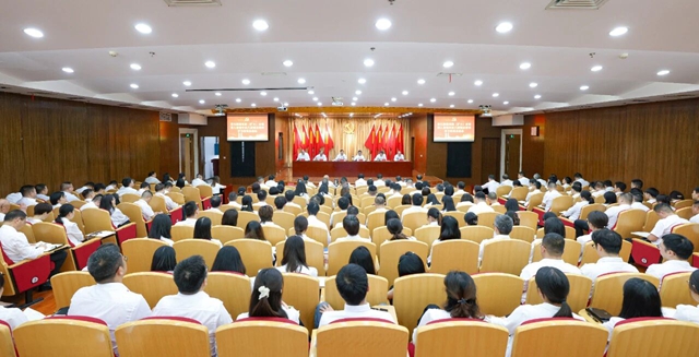 宜化集團(tuán)召開黨委（擴(kuò)大）會議暨深入貫徹中央八項(xiàng)規(guī)定精神學(xué)習(xí)教育總結(jié)會