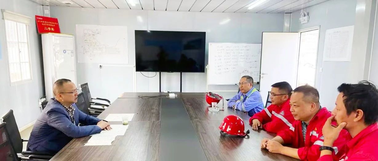 化機(jī)公司黨委書記、董事長(zhǎng)、總經(jīng)理?xiàng)钪袧傻匠琼?xiàng)目現(xiàn)場(chǎng)辦公