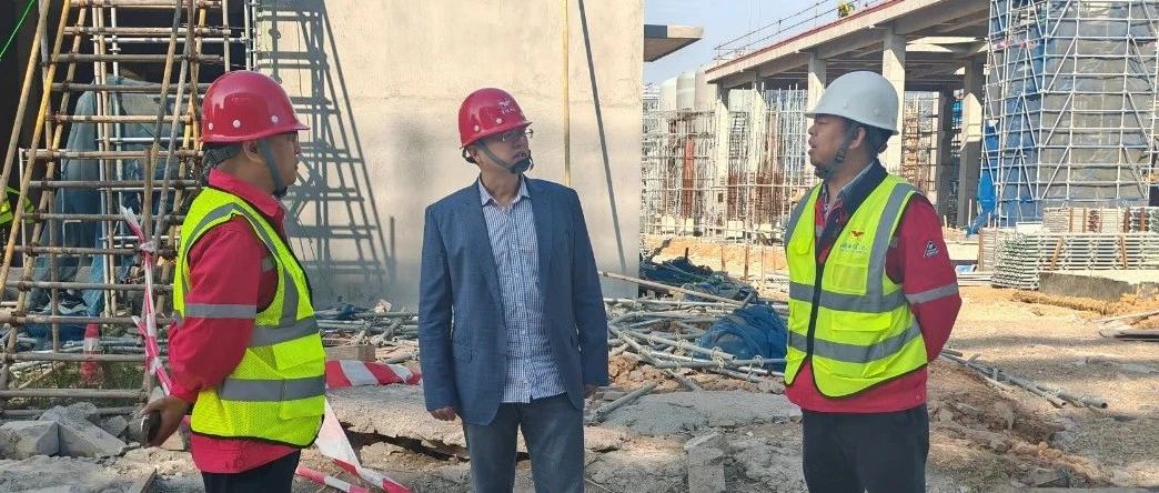 化機(jī)公司黨委書記、董事長(zhǎng)、總經(jīng)理?xiàng)钪袧傻巾?xiàng)目現(xiàn)場(chǎng)檢查工作