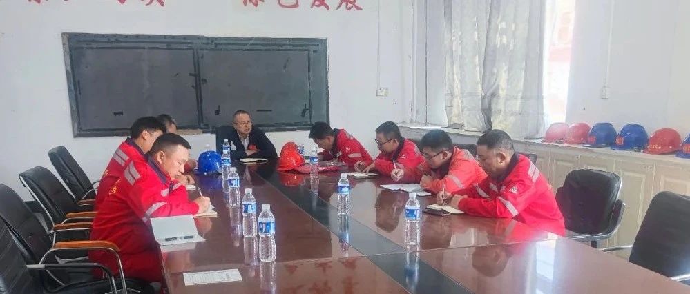 化機(jī)公司黨委書記、董事長(zhǎng)、總經(jīng)理?xiàng)钪袧傻絻?nèi)蒙宜化項(xiàng)目現(xiàn)場(chǎng)辦公